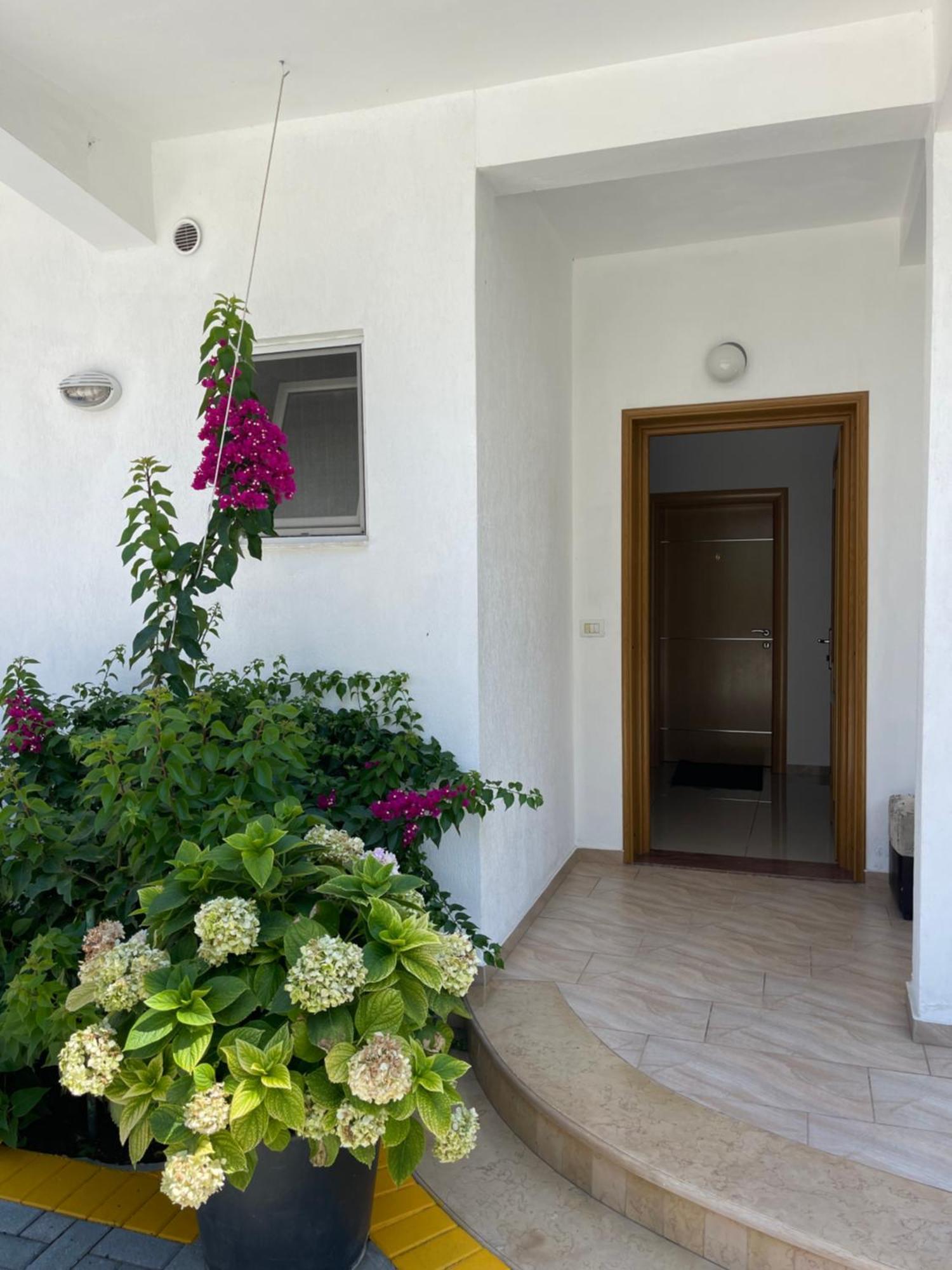 Guest House Lionel Durres Exterior photo
